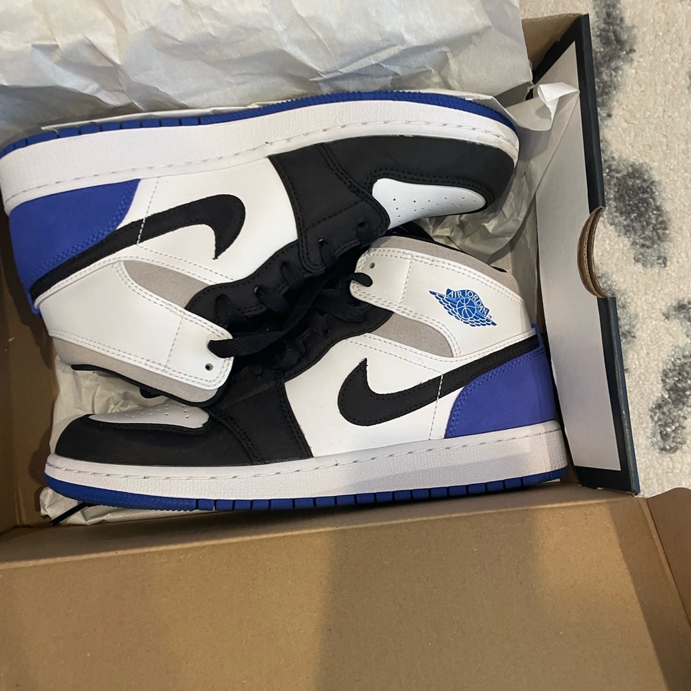 Nike AIR JORDAN 1 MIDSE size 7 youth size 8 women